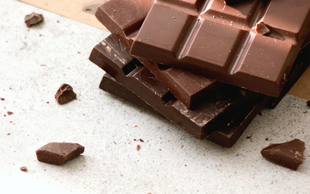 Suklaan myrkyllisyys lemmikeille -Suklaa sisältää koiralle ja kissalle myrkyllistä ainetta